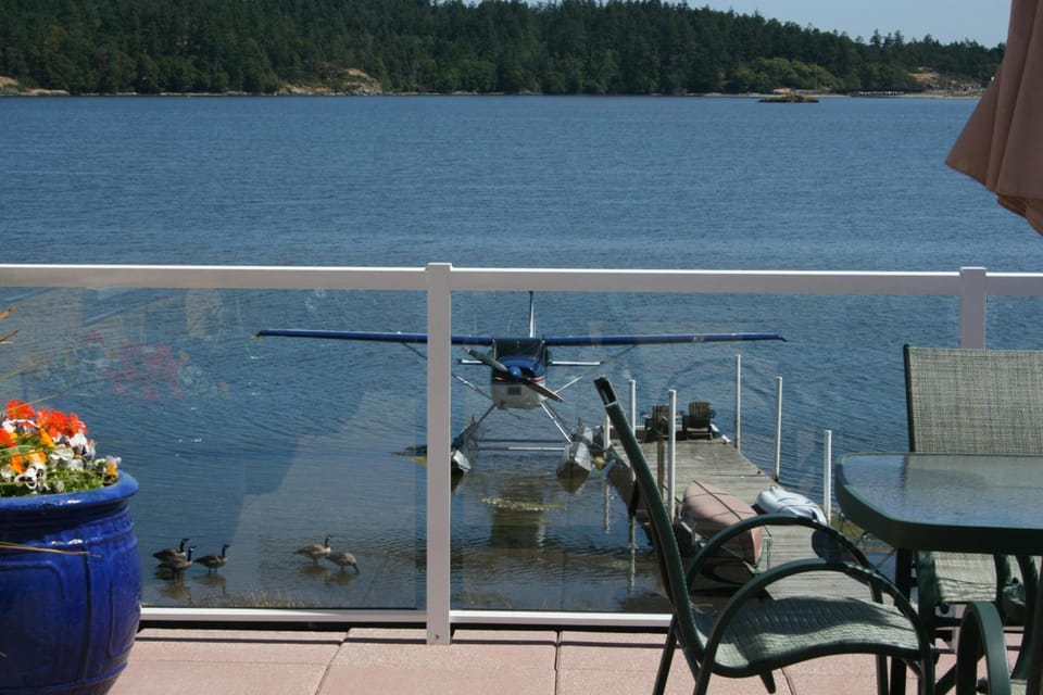 Birds of a Feather Victoria Oceanfront Studio Suites Hotel in Vancouver Island