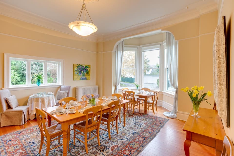 Fairholme Manor Inn Hotel in Victoria
