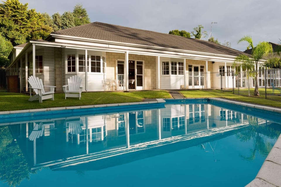 Swimming pool [outdoor]