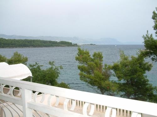 Apartments and rooms by the sea Lumbarda, Korcula - 13626 Hotel in Dubrovnik-Neretva County