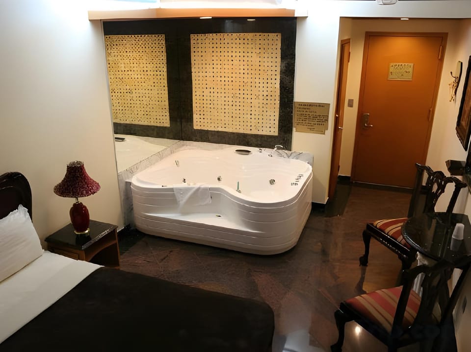 Paris Suites Hotel Hotel in Corona
