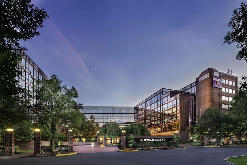 DoubleTree by Hilton New York LaGuardia Airport Hotel in East Elmhurst