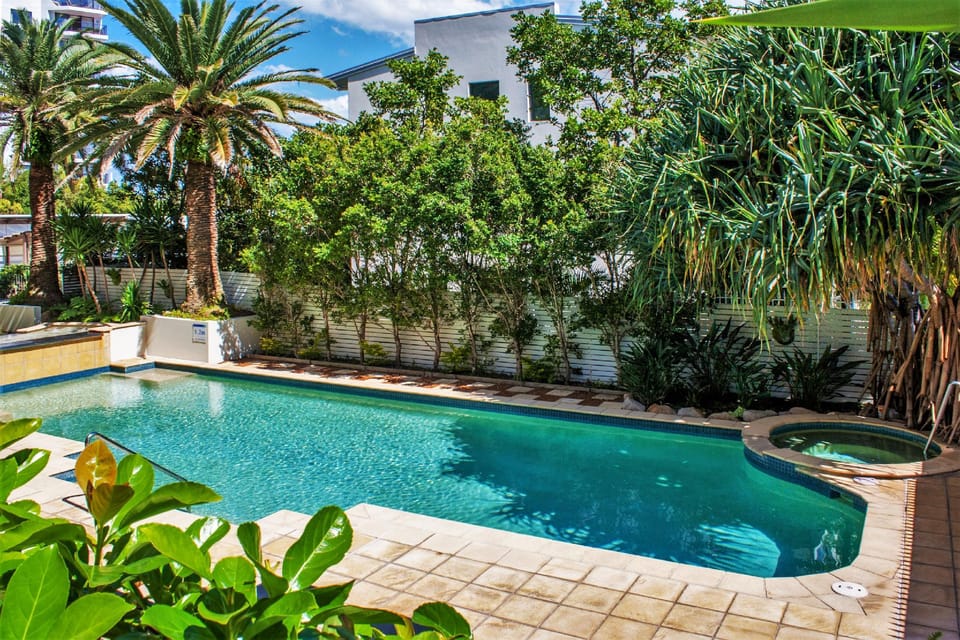 Swimming pool [outdoor]
