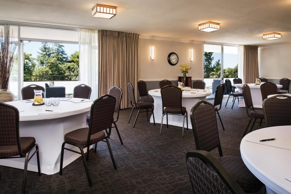 Creekside Inn Hotel in Menlo Park