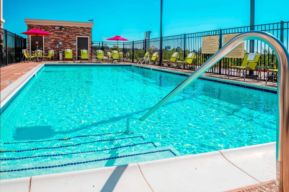 Swimming pool [outdoor]