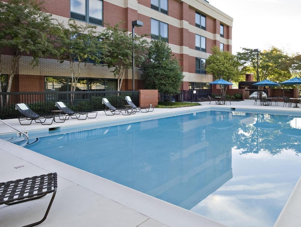 Swimming pool [outdoor]