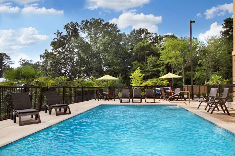 Swimming pool [outdoor]