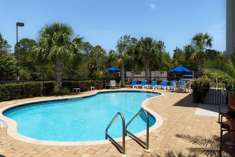 Swimming pool [outdoor]