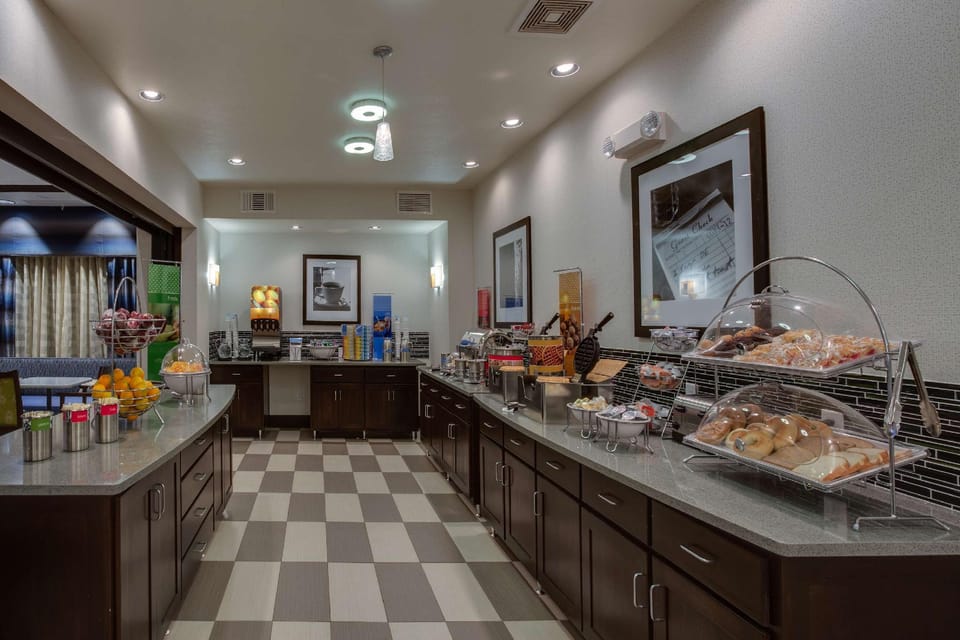 Hampton Inn & Suites Elyria Hotel in Lake Erie