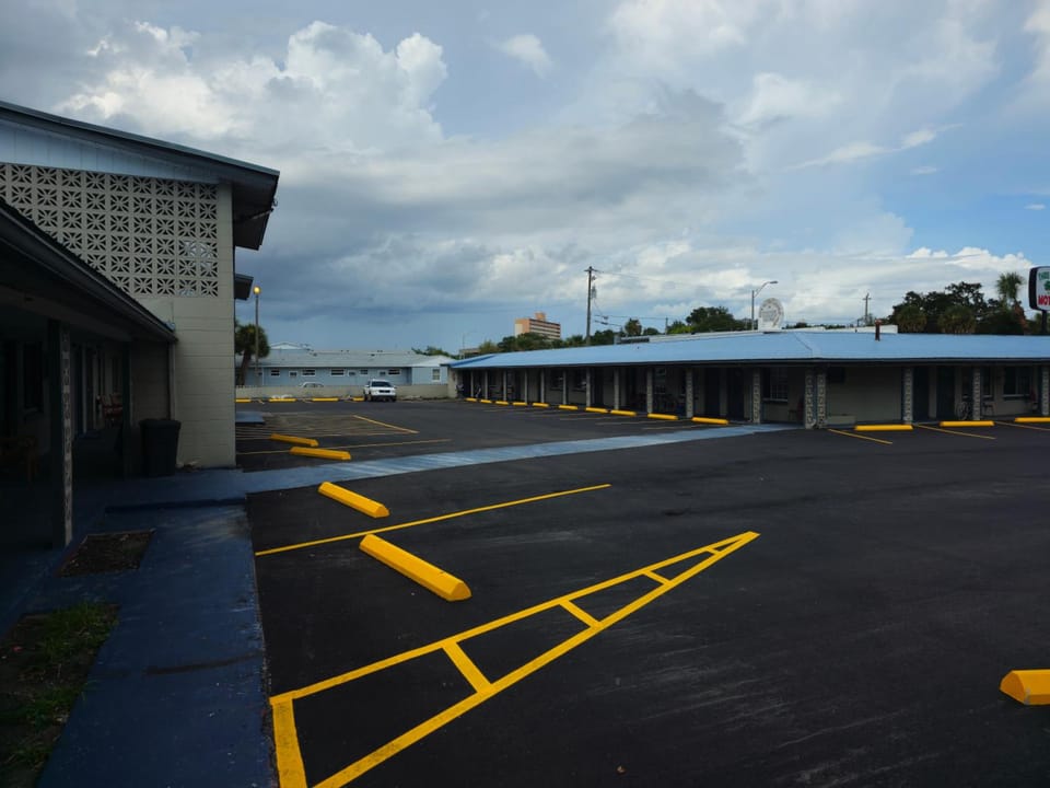 Three Oaks Motel - Titusville Motel in Titusville