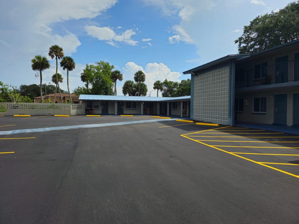 Three Oaks Motel - Titusville Motel in Titusville
