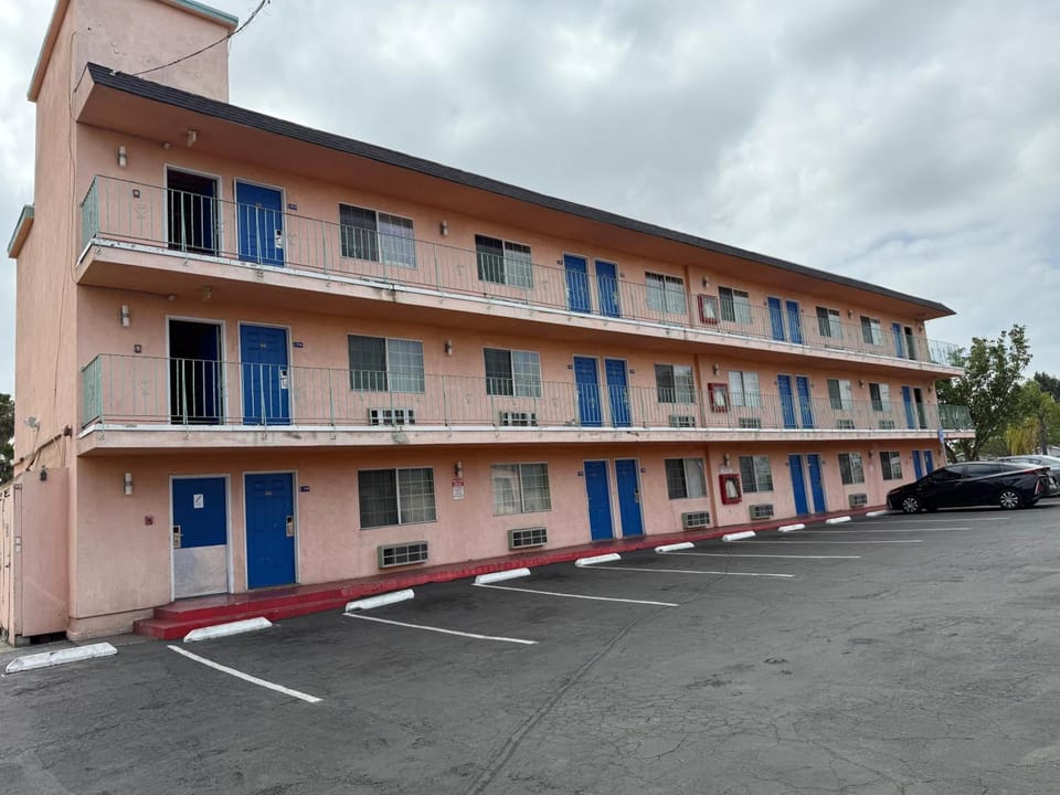 La Petite Rouge Motel Resort in La Mesa