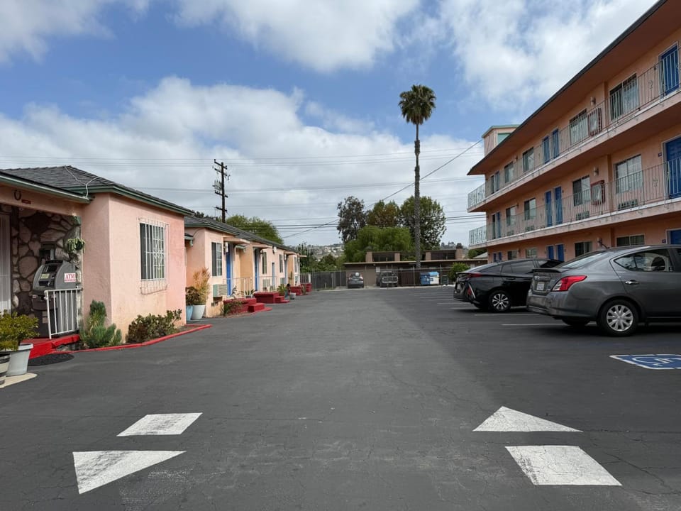 La Petite Rouge Motel Resort in La Mesa