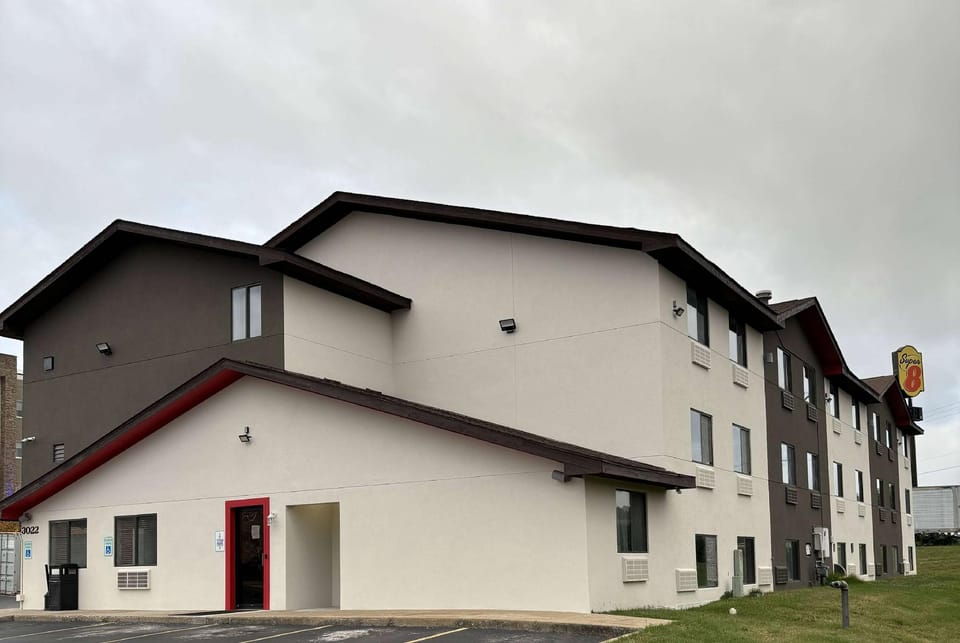 Super 8 By Wyndham Springfield North I-44 Hotel in Springfield