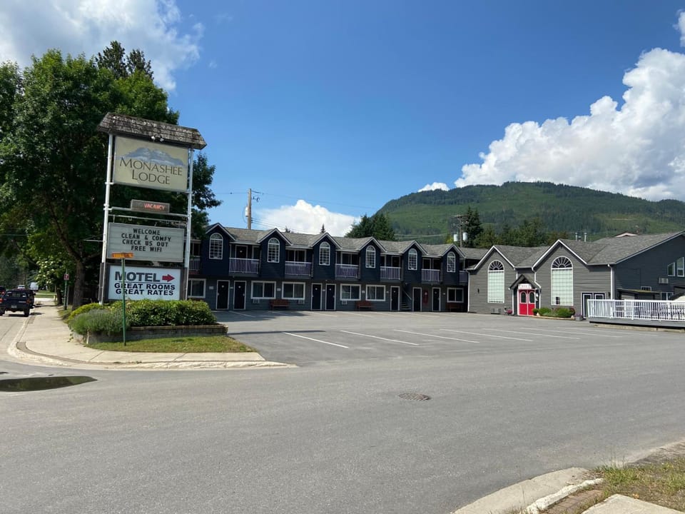 Monashee Lodge Motel in Revelstoke