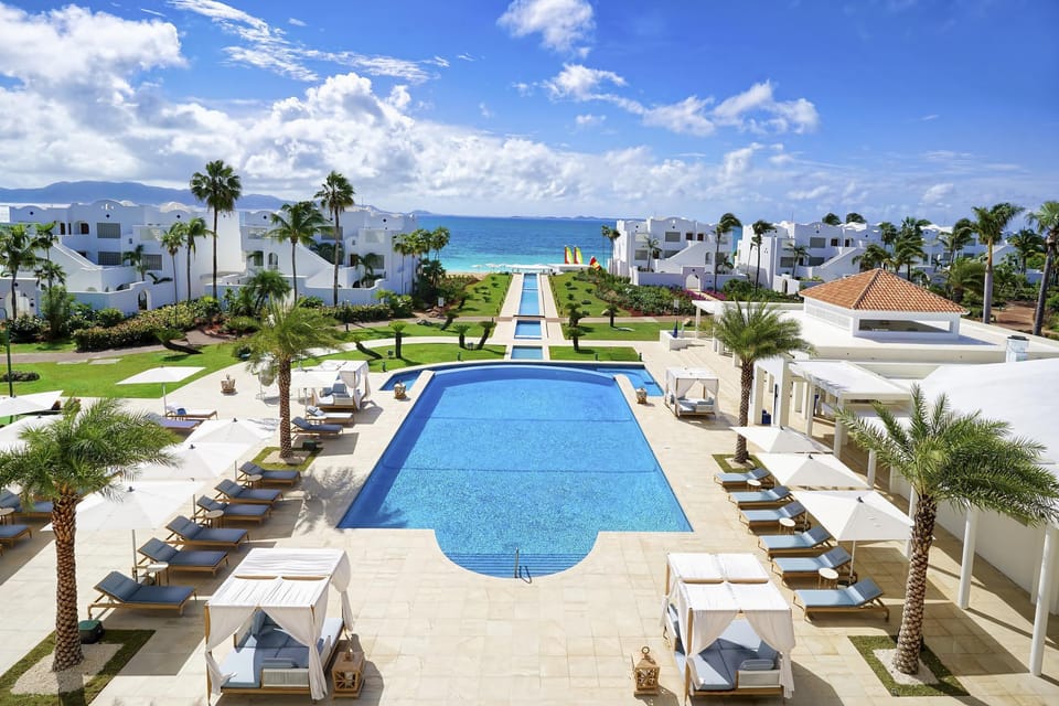 Swimming pool [outdoor]