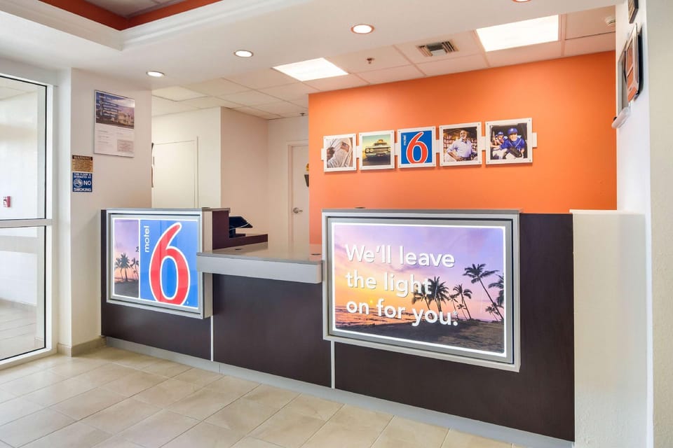 Motel 6 Lemoore Hotel in Sierra Nevada