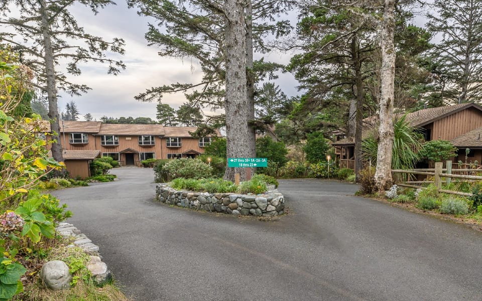 Gold Beach Inn and Ireland's Rustic Lodge Resort in Gold Beach