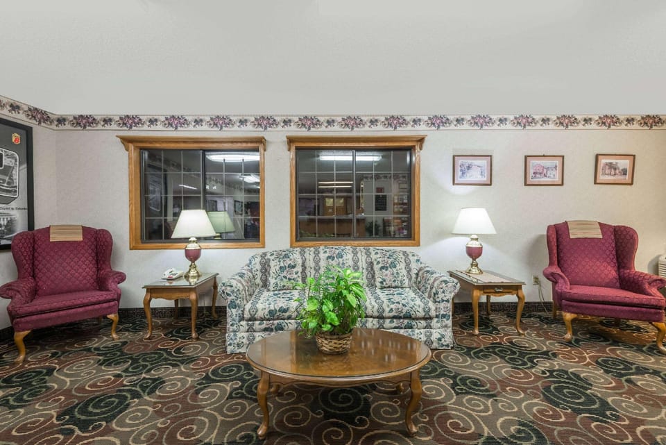 Super 8 By Wyndham Coshocton Roscoe Village Hotel in Ohio