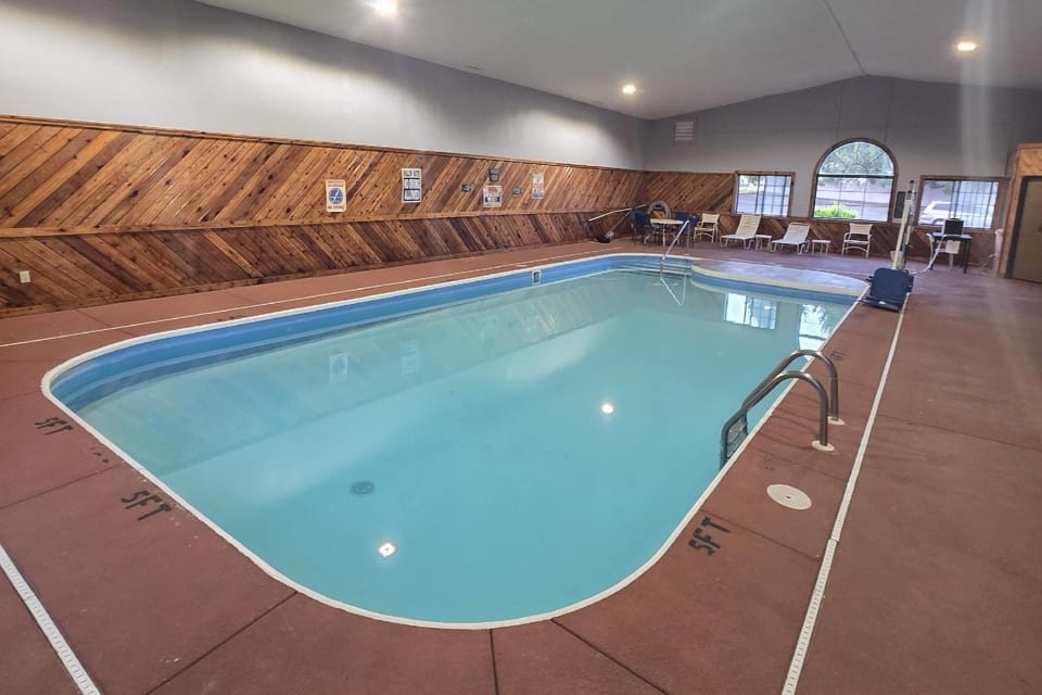 Super 8 By Wyndham Coshocton Roscoe Village Hotel in Ohio