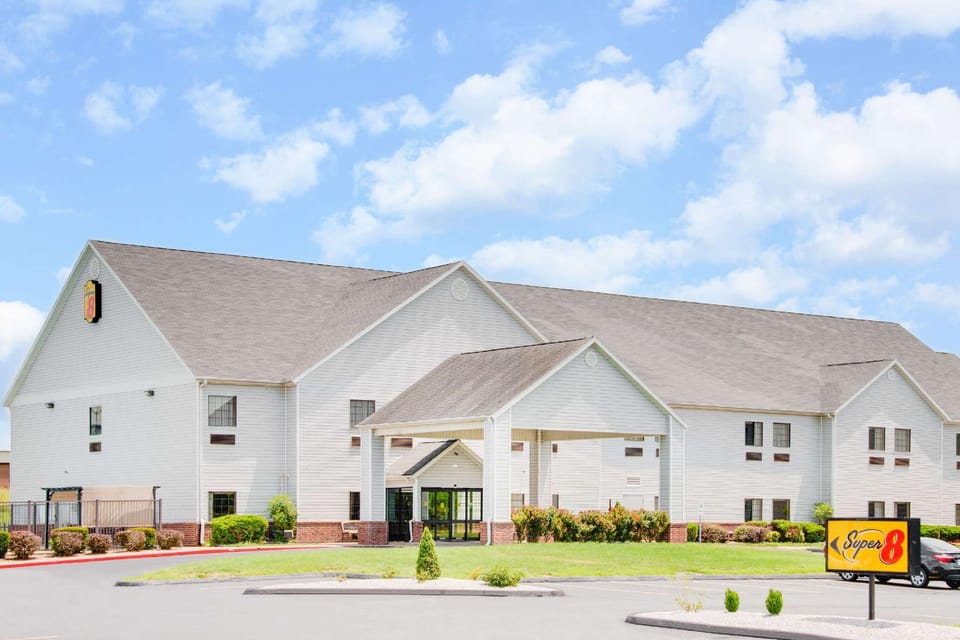 Super 8 By Wyndham Monett Hotel in Ozark Mountains
