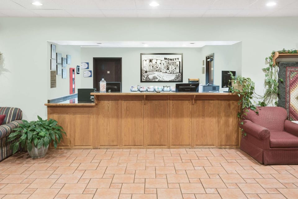 Super 8 By Wyndham Monett Hotel in Ozark Mountains