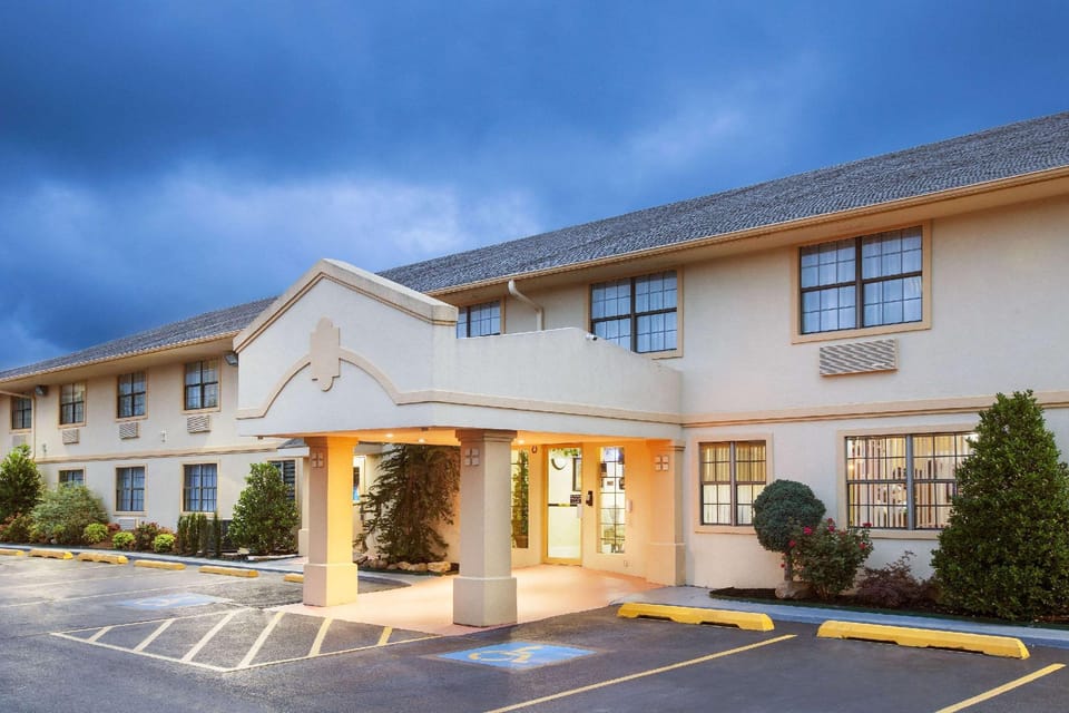 Super 8 by Wyndham Sulphur Hotel in Oklahoma