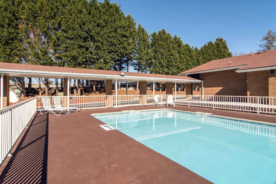 Swimming pool [outdoor]