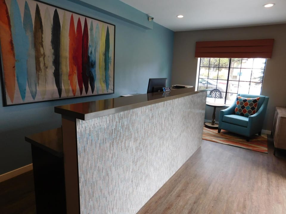 Wave Street Inn Resort in Monterey
