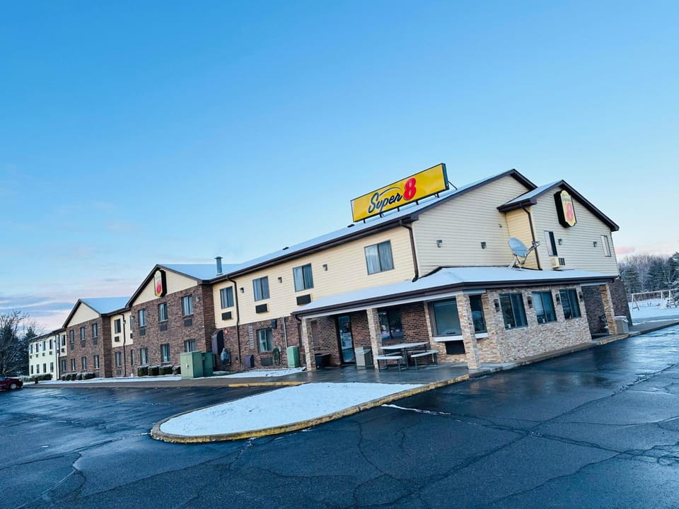 Super 8 By Wyndham Imlay City Hotel in Michigan