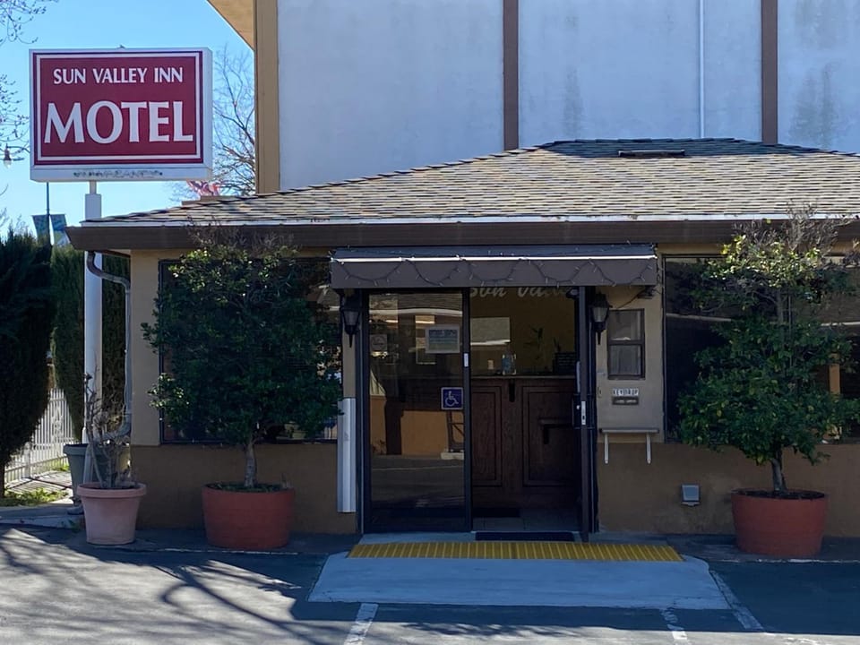 Sun Valley Inn Hotel in Pleasant Hill