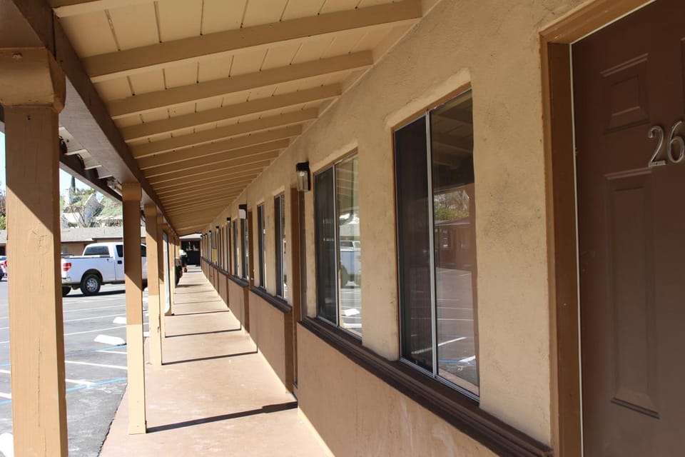 Sun Valley Inn Hotel in Pleasant Hill