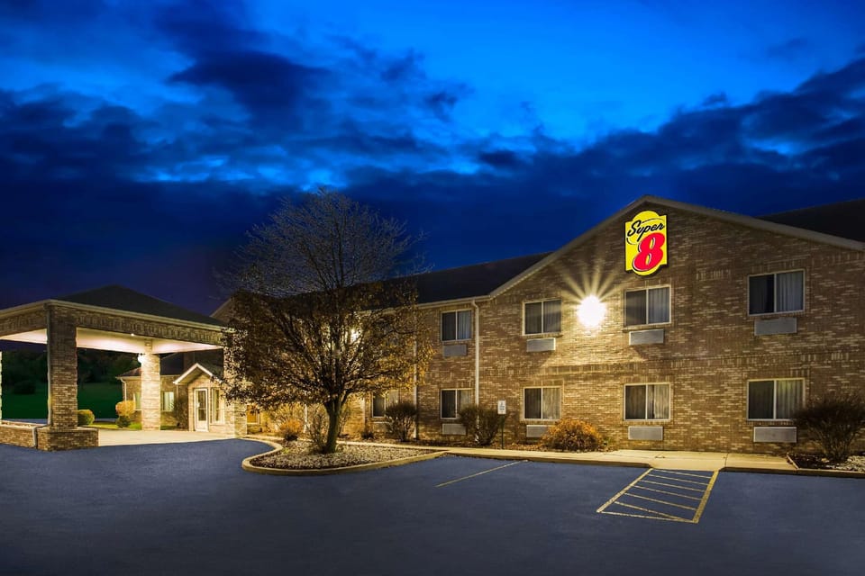 Super 8 By Wyndham Remington Hotel in Indiana