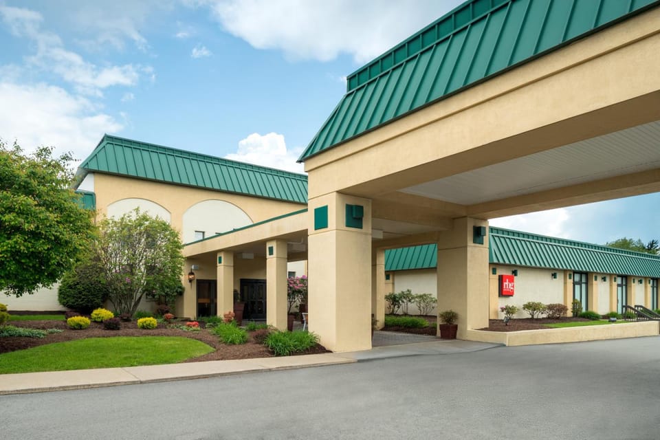 Ramada by Wyndham Indiana Hotel in Allegheny River
