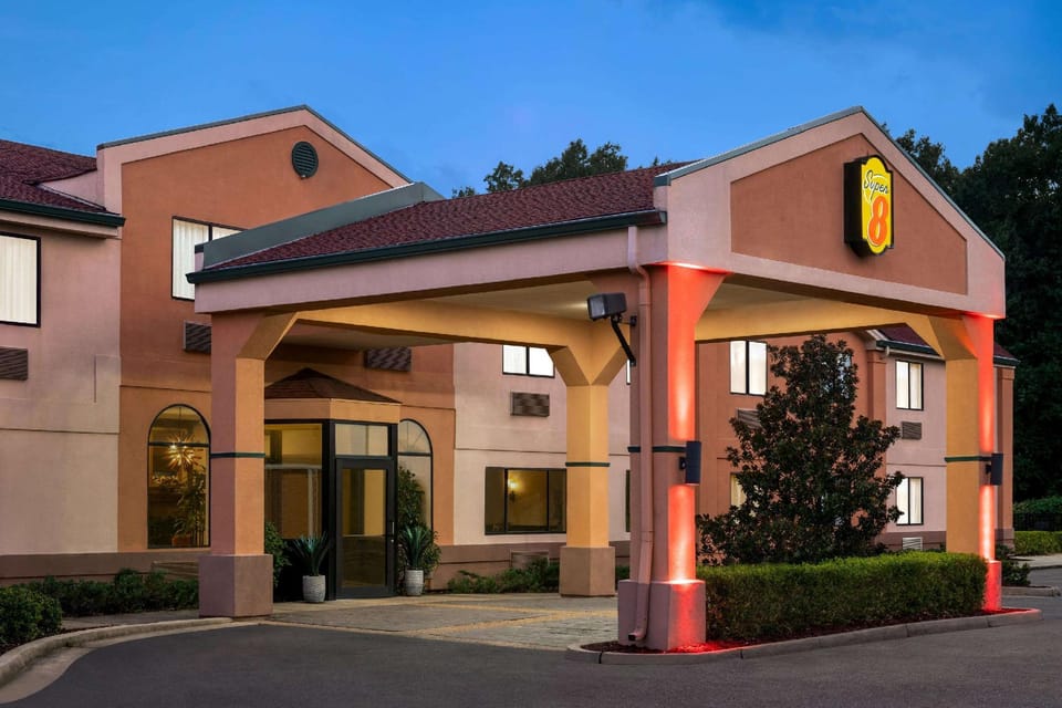 Super 8 By Wyndham Clinton Hotel in Jackson
