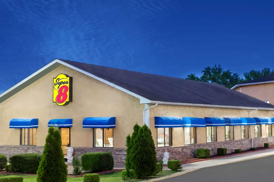 Super 8 By Wyndham Paris Hotel in Tennessee