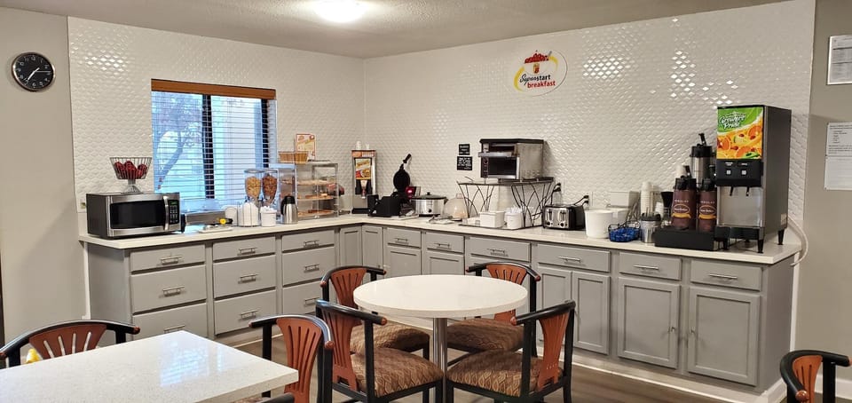 Super 8 By Wyndham Paris Hotel in Tennessee