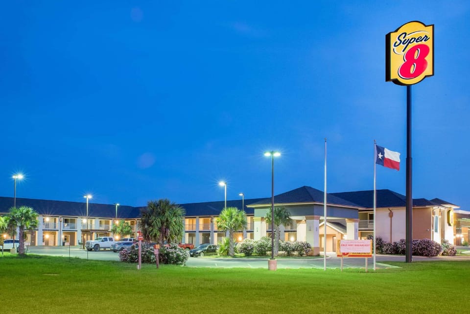Super 8 By Wyndham Dilley Tx Hotel in Rio Grande