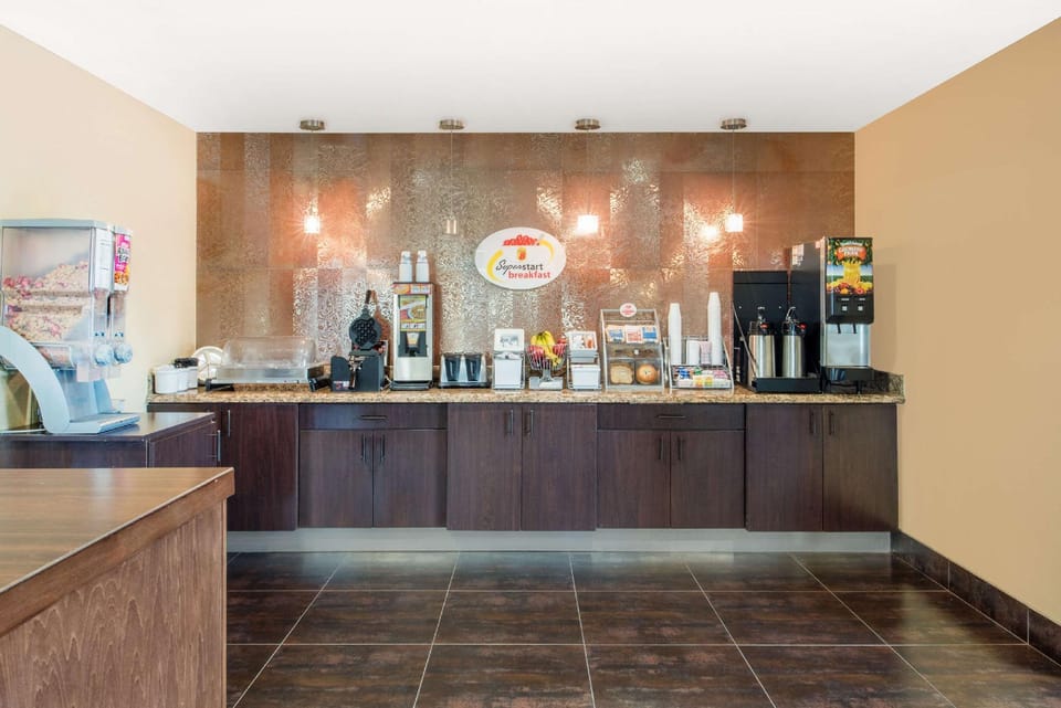 Super 8 By Wyndham Dilley Tx Hotel in Rio Grande