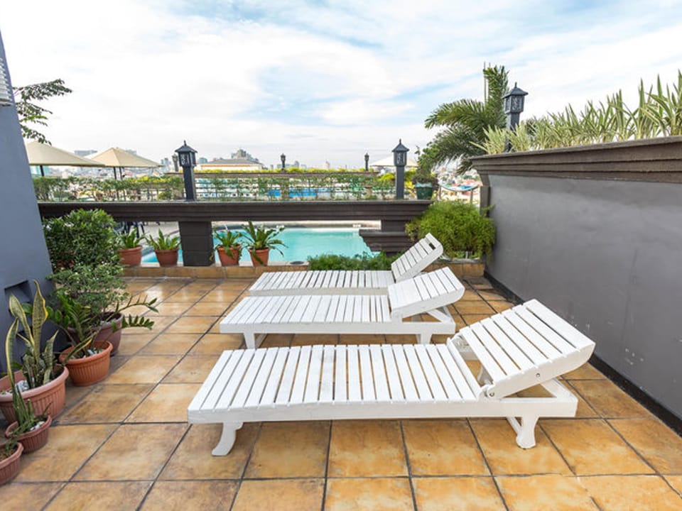 Swimming pool [outdoor]