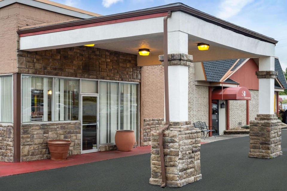 Super 8 by Wyndham Youngstown/Girard Hotel in Ohio