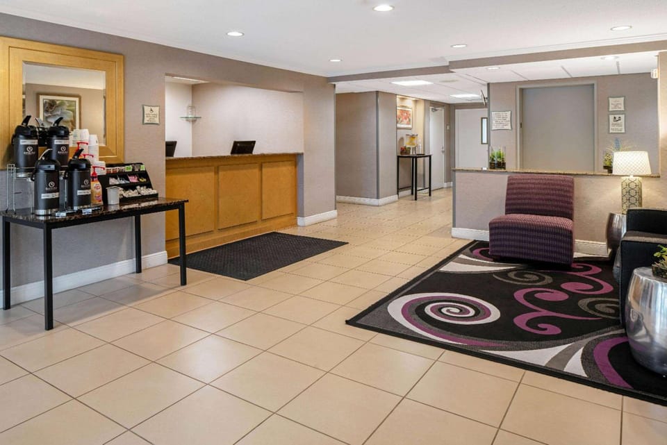 La Quinta Inn & Suites by Wyndham Naples East (I-75) Hotel in Collier County