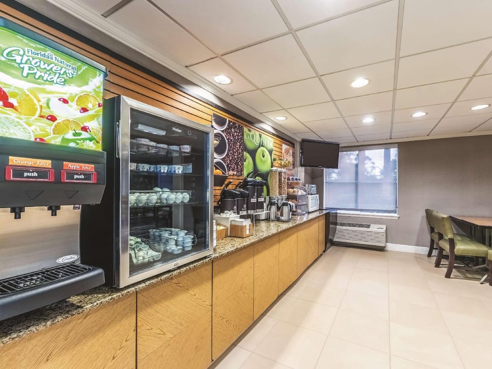 La Quinta Inn & Suites by Wyndham Naples East (I-75) Hotel in Collier County