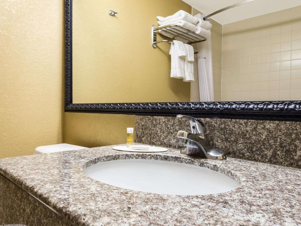 Quality Inn & Suites Louisville East Hotel in Hurstbourne