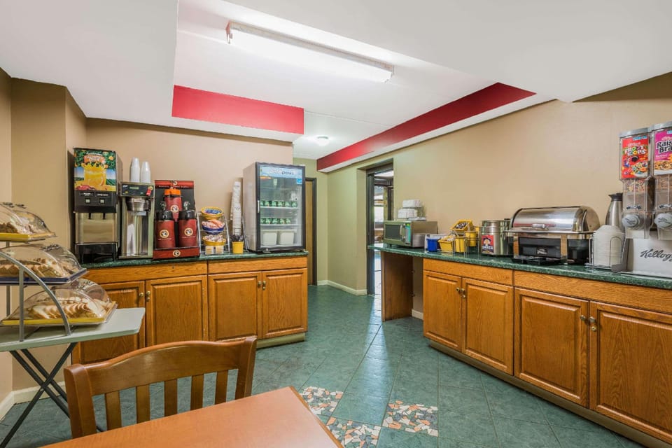 Quality Inn & Suites Louisville East Hotel in Hurstbourne