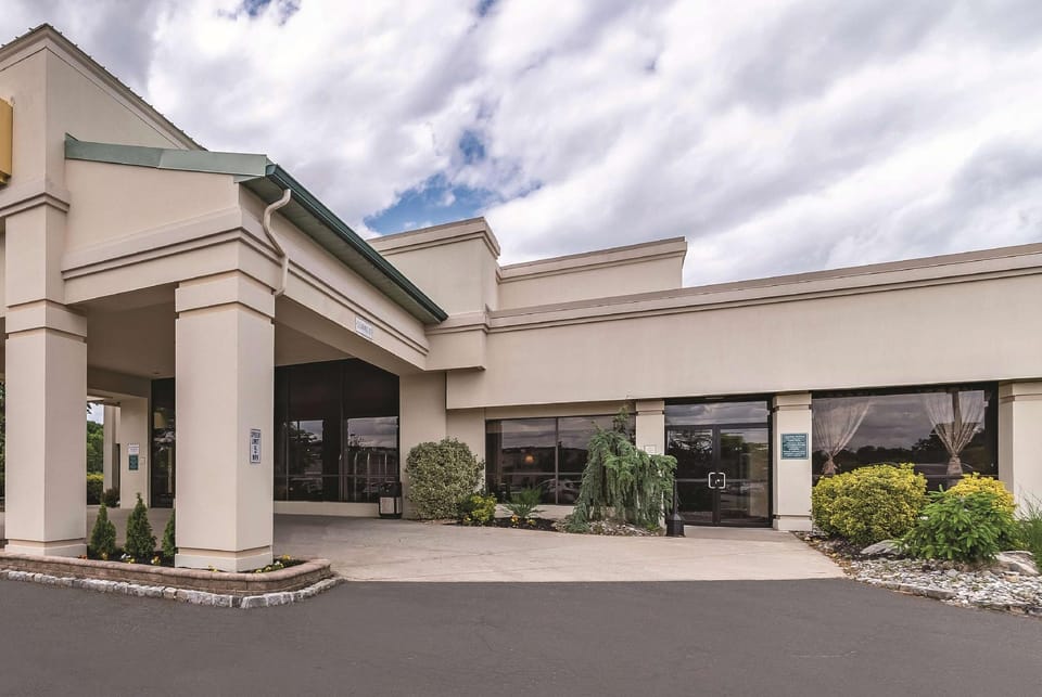 Ramada by Wyndham Fairfield NJ Hotel in Wayne