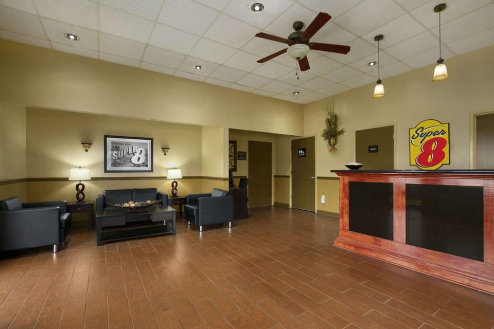 Super 8 By Wyndham Tupelo Airport Hotel in Tupelo