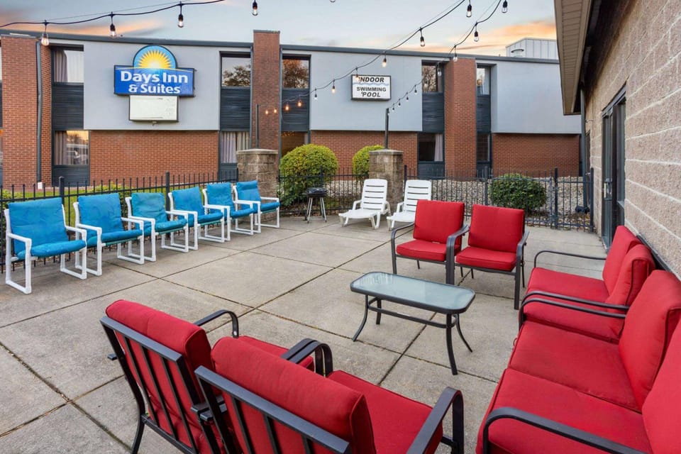 Days Inn & Suites by Wyndham Northwest Indianapolis Hotel in Pike Township