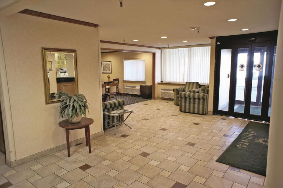 La Quinta Inn and Suites by Wyndham Cincinnati North Hotel in Ohio