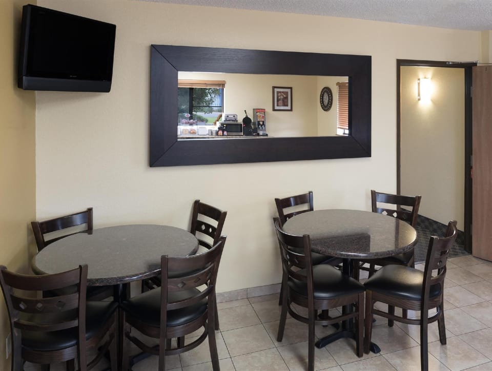 Super 8 By Wyndham Nampa Hotel in Nampa